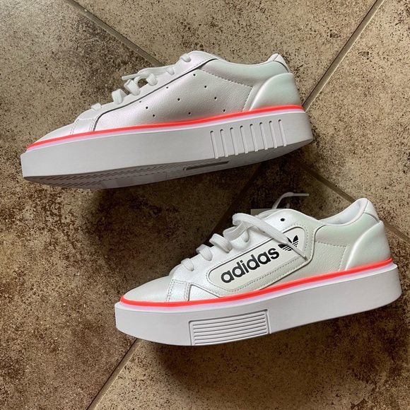 🌟 NEW ADIDAS SLEEK SUPER WOMEN SIZE 8, BUT FIT LIKE A SIZE 9 🌟 - Picture 7 of 16